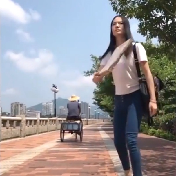 Man nem do vat ve dung vi tri nhu trong phim cua co gai o Trung Quoc hinh anh