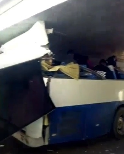 Xe khach bi cat phang noc khi lao qua gam cau o Trung Quoc hinh anh