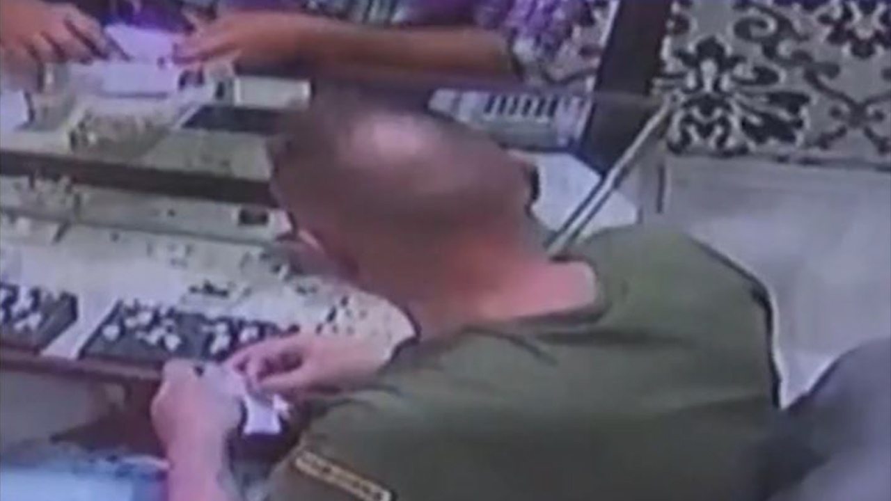 Nuot trom nhan kim cuong, nam du khach phai nhap vien hinh anh