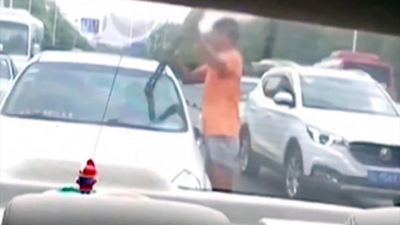 Khong tra tien lau kinh oto, nu tai xe bi danh giua duong hinh anh