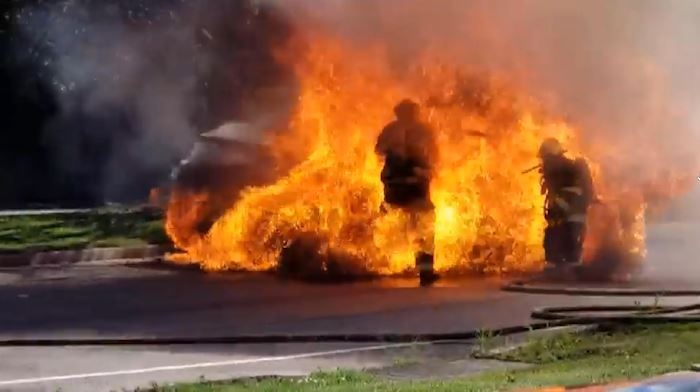 Binh xang oto no tung, lua bung len nuot chung linh cuu hoa o My hinh anh