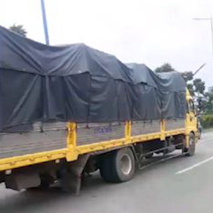 Mat 1 banh xe sau, xe tai van luu thong tren duong hinh anh