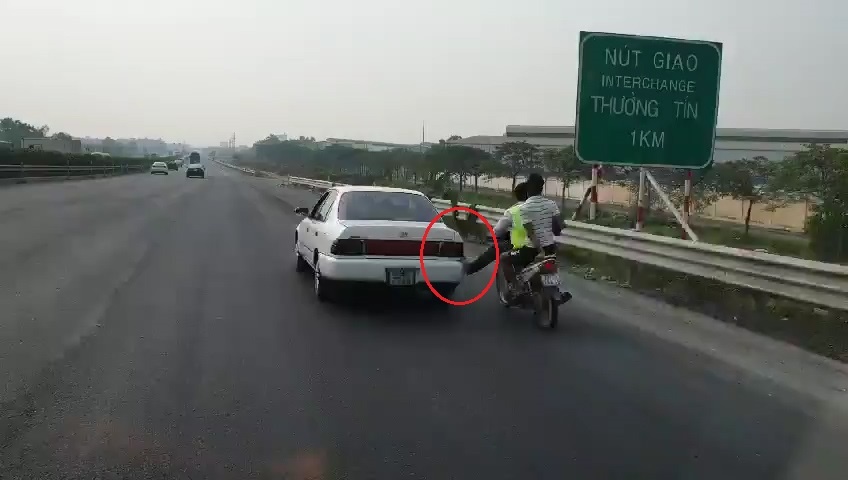 Xe may dung chan day oto chay bon bon tren duong hinh anh