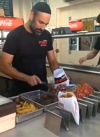 Dau bep dua thuc an vao tui than toc hinh anh