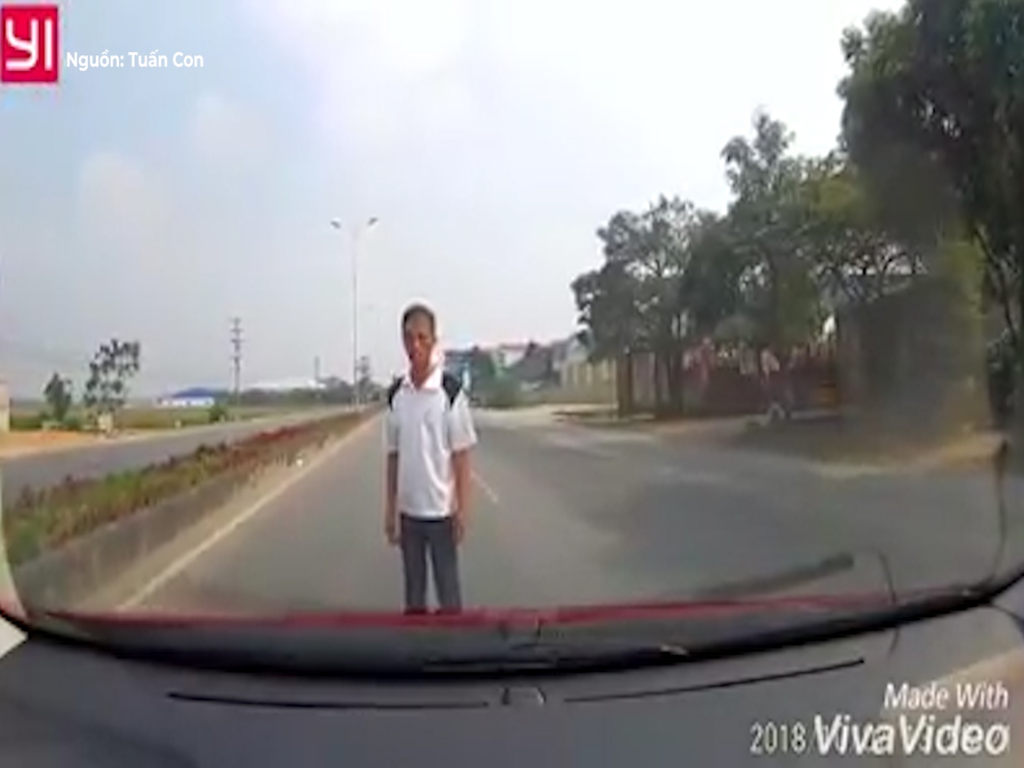 Nguoi dan ong thinh linh dung giua duong chan dau xe oto hinh anh