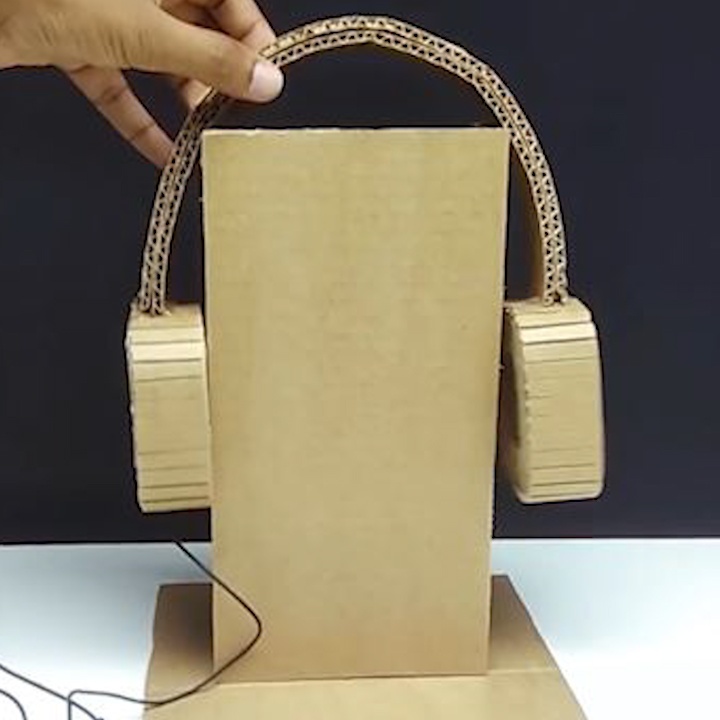 Nghe nhan tro tai lam iPhone X tu bia cung hinh anh