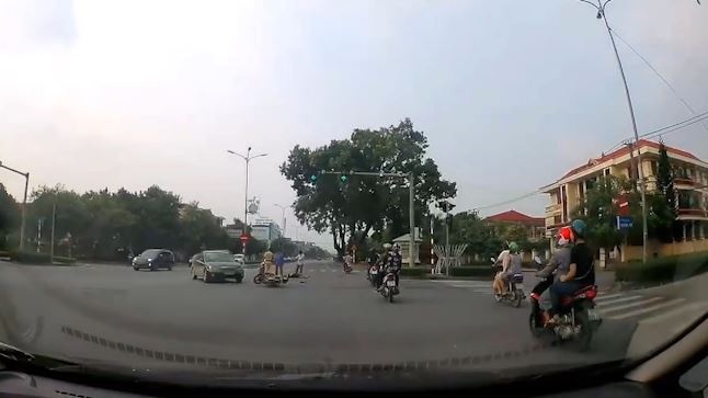 Xe may tat dau xe tai, lac tay lai te giua nga tu hinh anh