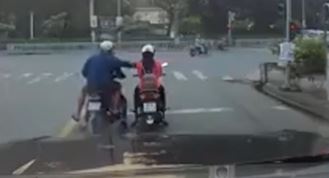 Co gai bi cuop dien thoai khi dang su dung dien thoai tren duong hinh anh