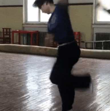 Co gai quay nhanh lien tuc nhu canh quat trong luc tap mua hinh anh