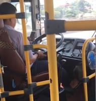 Tai xe xe buyt o Ha Noi vua nhan tin vua lai xe hinh anh