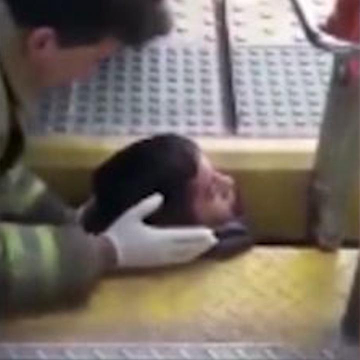 Pha giai cuu nguoi dan ong mac ket dau tai nha ga xe lua hinh anh