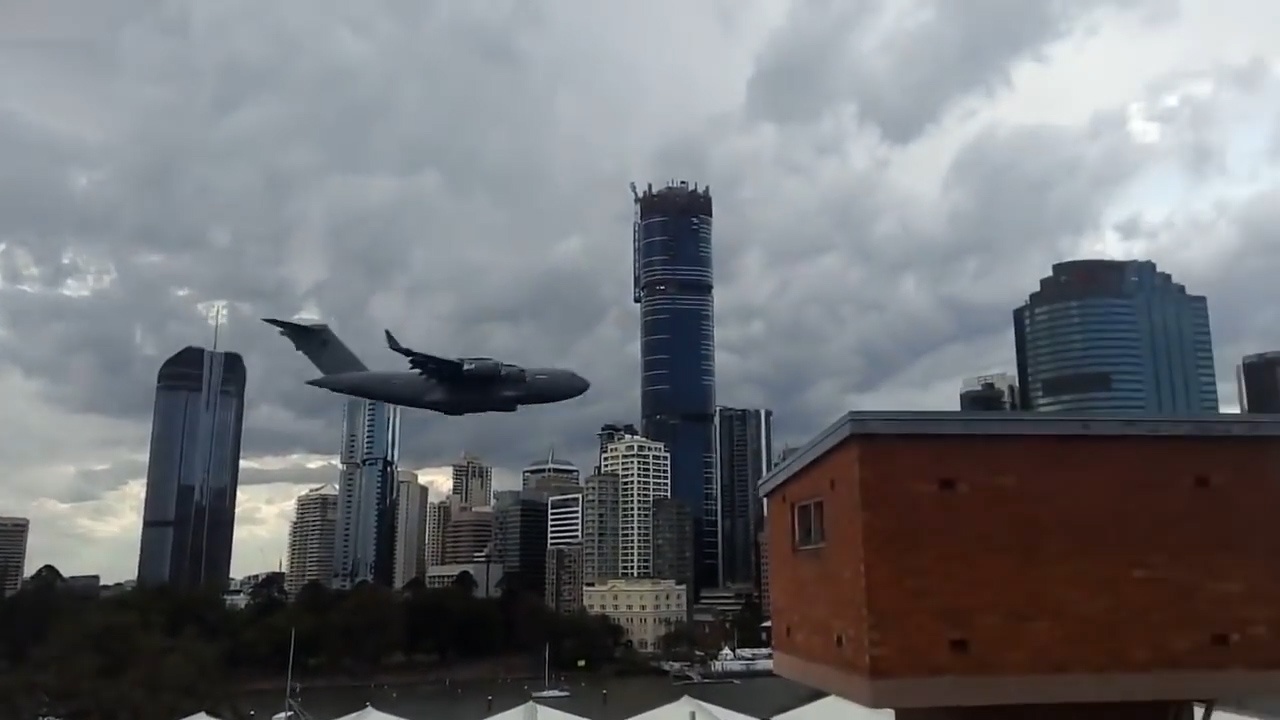 Can canh chiec Boeing C-17 bay tam thap giua thanh pho Brisbane hinh anh