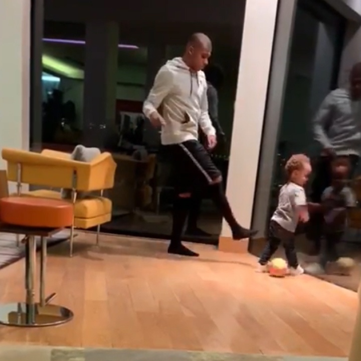 Bi dua be phot lo, Mbappe xo bong de gay chu y hinh anh