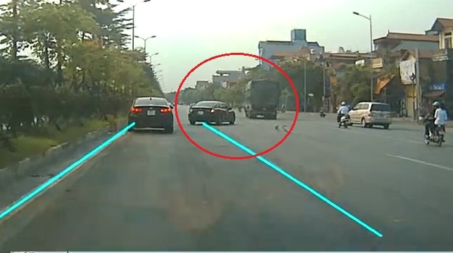 Xe tai danh lai gap de tranh oto con dot ngot chuyen lan hinh anh