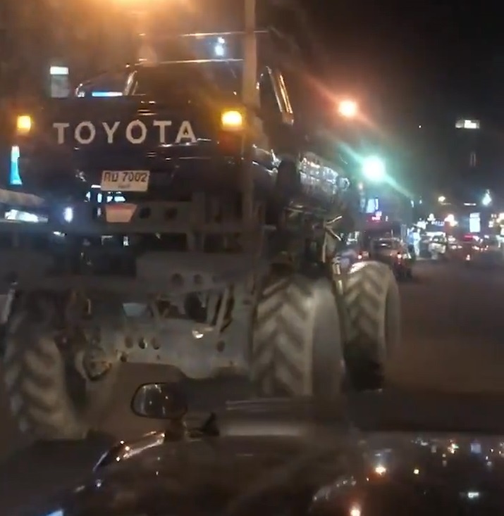 Xe ban tai 'lai' xe may cay chay bon bon tren duong hinh anh