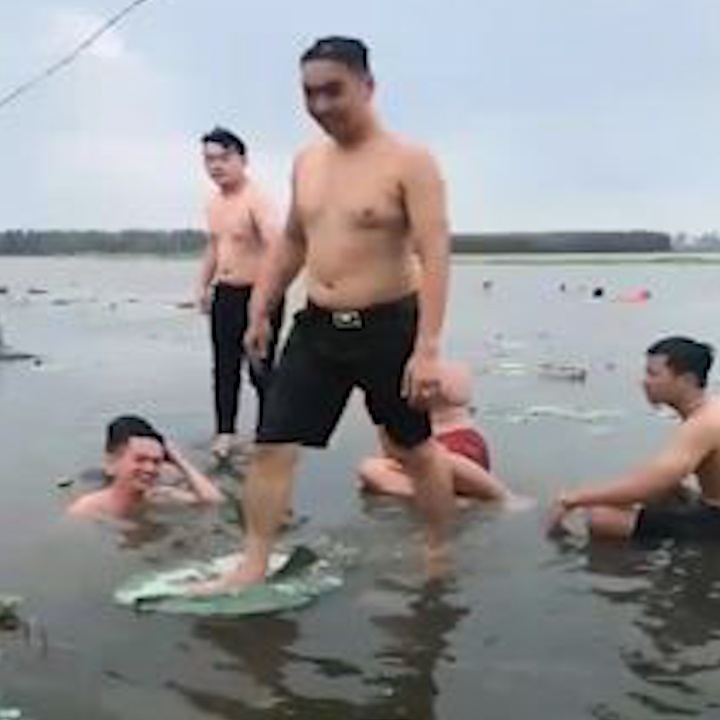 Nguoi dan ong nga xuong ho vi buoc len la sen hinh anh