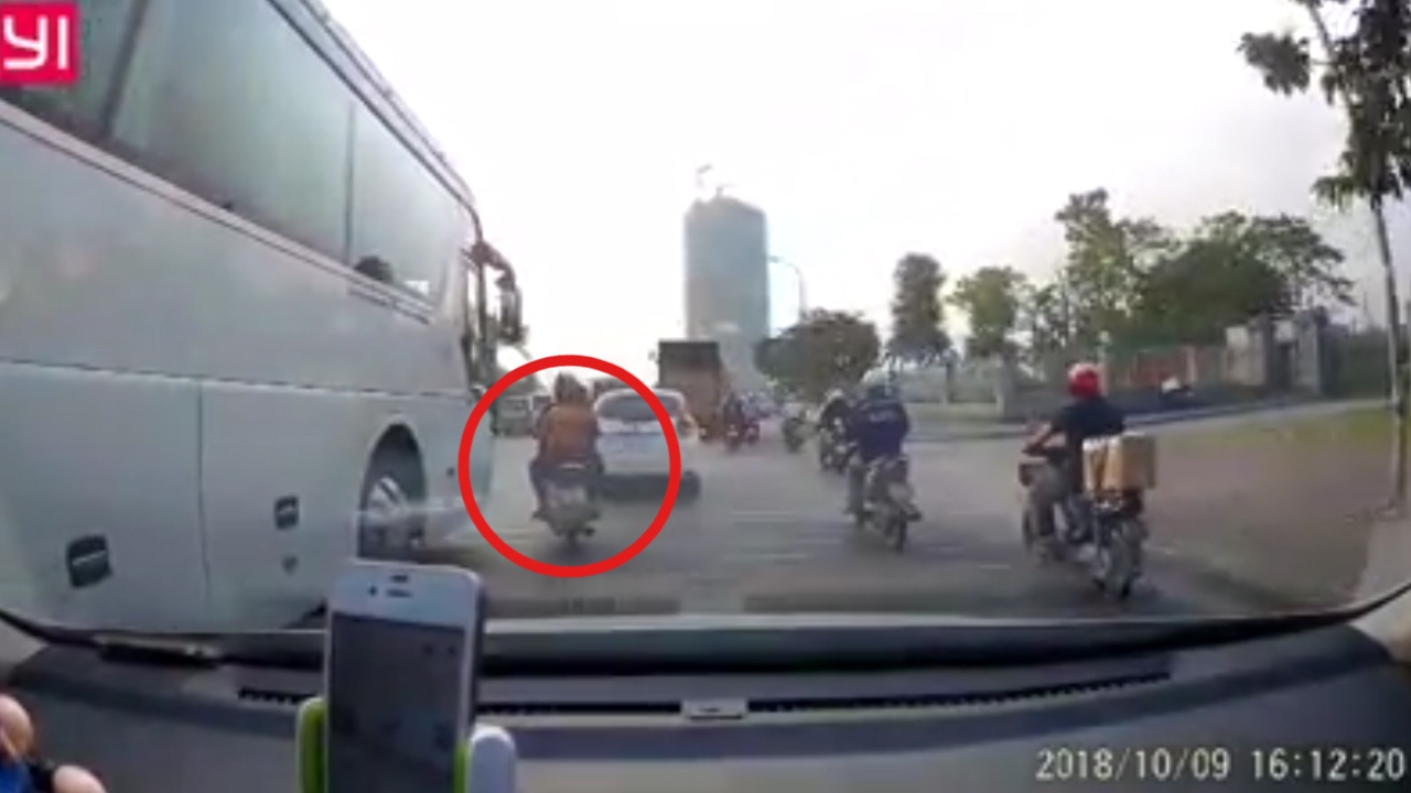 Xe may suyt bi xe khach can vi lach thieu quan sat hinh anh