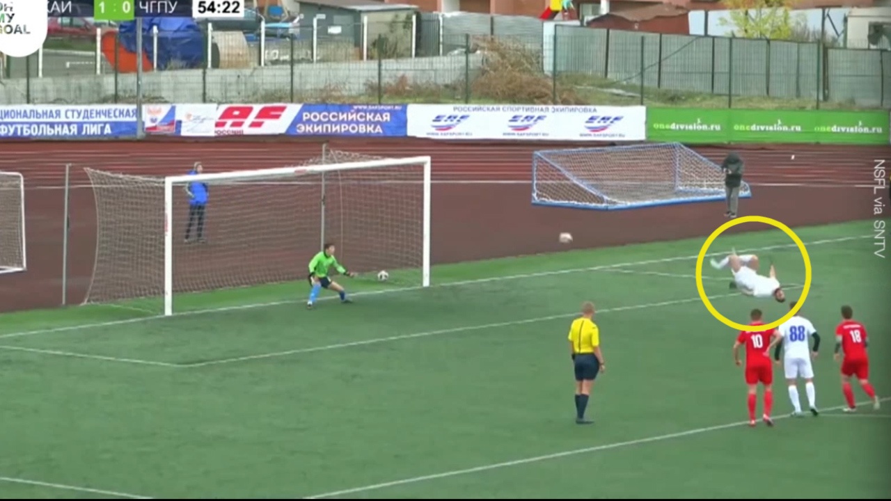 Cau thu lon nhao sut penalty nhu trong truyen tranh hinh anh