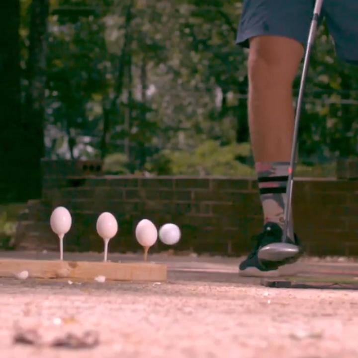 Quay cham canh 3 qua trung ban tung toe sau mot cu danh bang gay golf hinh anh