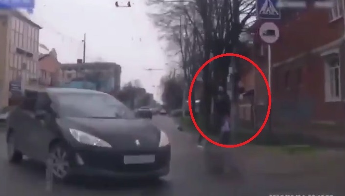 Tranh xe oto, nguoi dan ong bi bien bao giao thong dap trung hinh anh