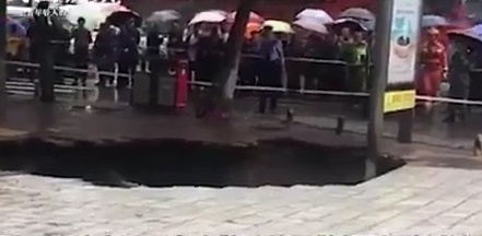 ‘Ho tu than’ xuat hien, nuot chung 4 nguoi giua pho o Trung Quoc hinh anh