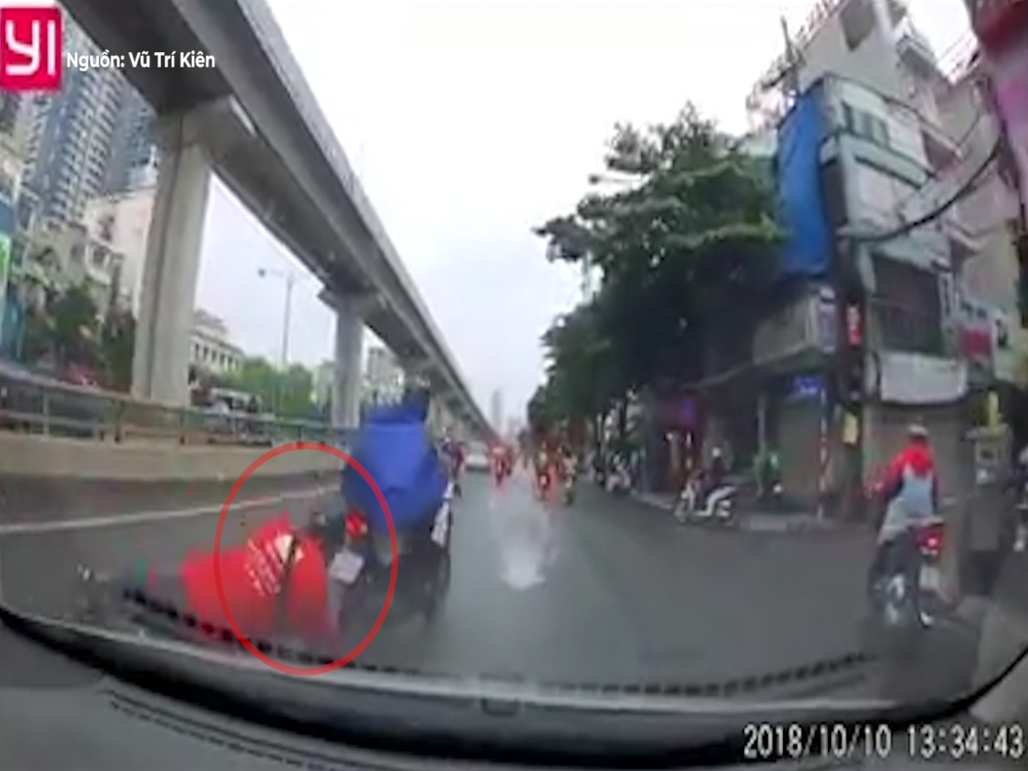 Vuot au, nam thanh nien chen ep xe may nga truoc dau oto hinh anh