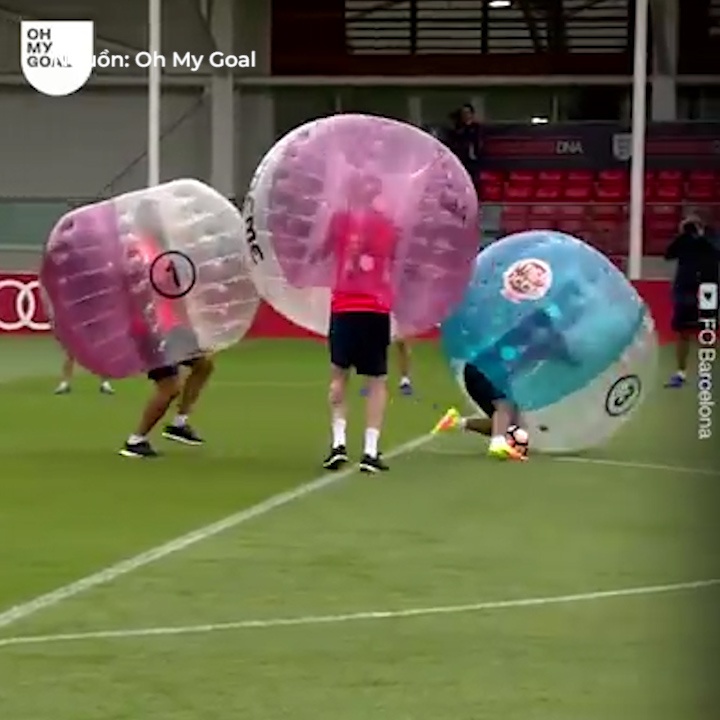 Khoanh khac vui dua 'lay loi' cua cac cau thu tren san tap hinh anh