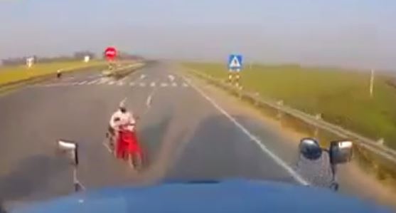 Nguoi phu nu bat can lao vao dau xe container hinh anh