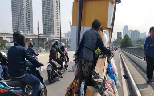 Cu ong chay xich lo cho ca 'nui' do xuong doc cau Sai Gon hinh anh