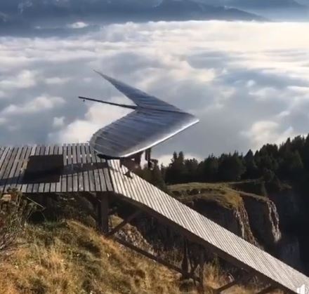 Co gai choi dieu luon tren day nui Karpat day may hinh anh