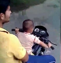 Cau be 3 tuoi lai xe phan khoi lon chay bang bang tren duong o An Do hinh anh