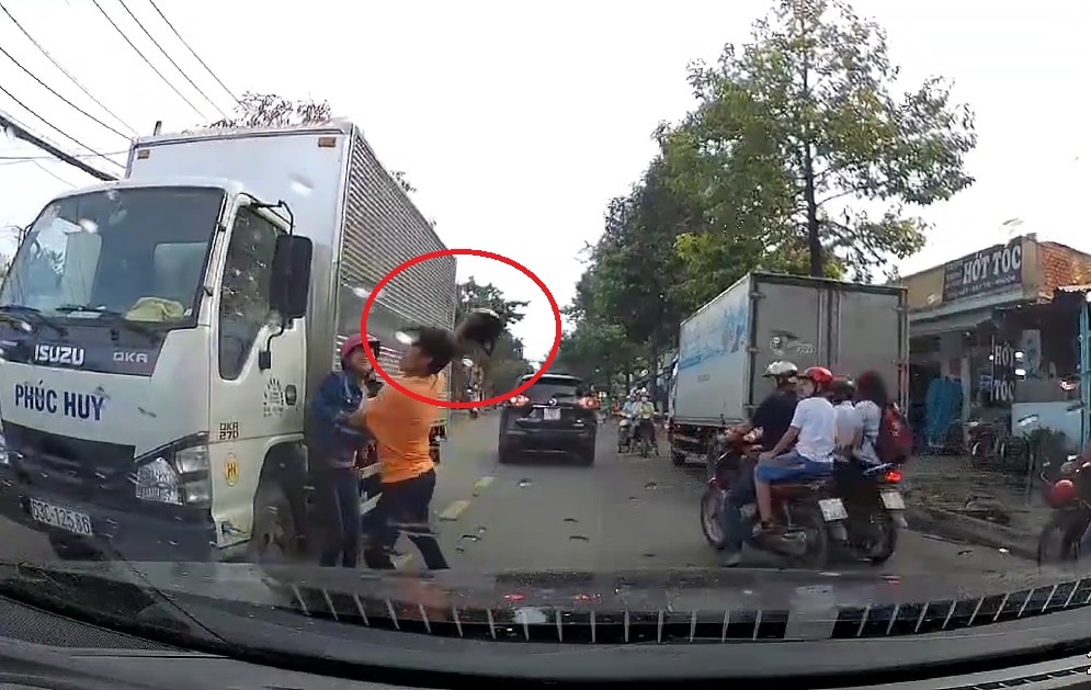 Xe may dap vo kinh xe tai sau va cham hinh anh