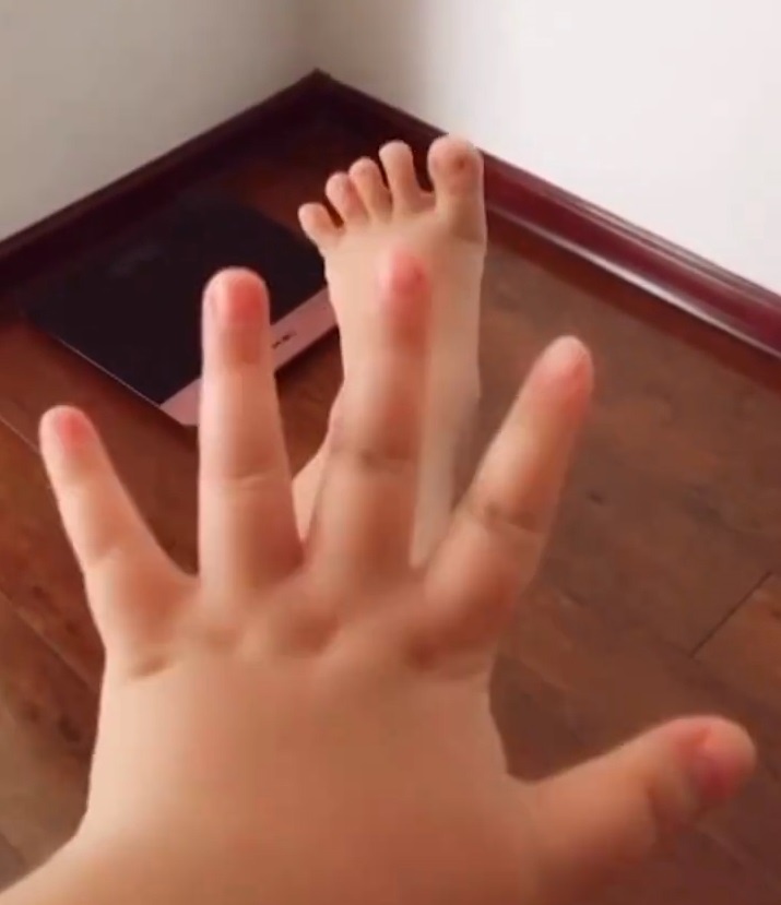 Man mua tay chan dong dieu cuc chuan cua em be hinh anh