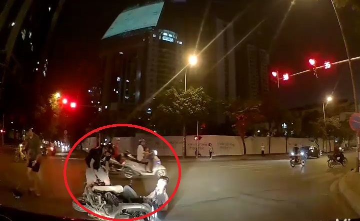 Phong nhanh khong quan sat, hai xe may tong nhau vang truoc dau oto hinh anh