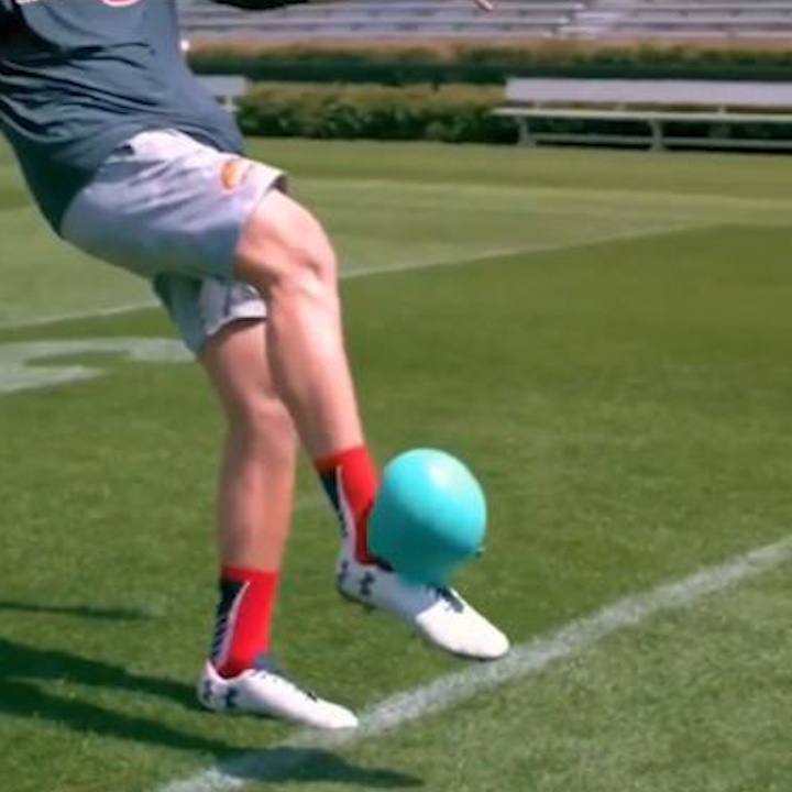 Luc sut bong cua cau thu duoi goc may quay cham hinh anh