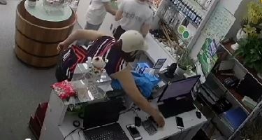 Nguoi phu nu an cap dien thoai giau trong ao chong nang hinh anh