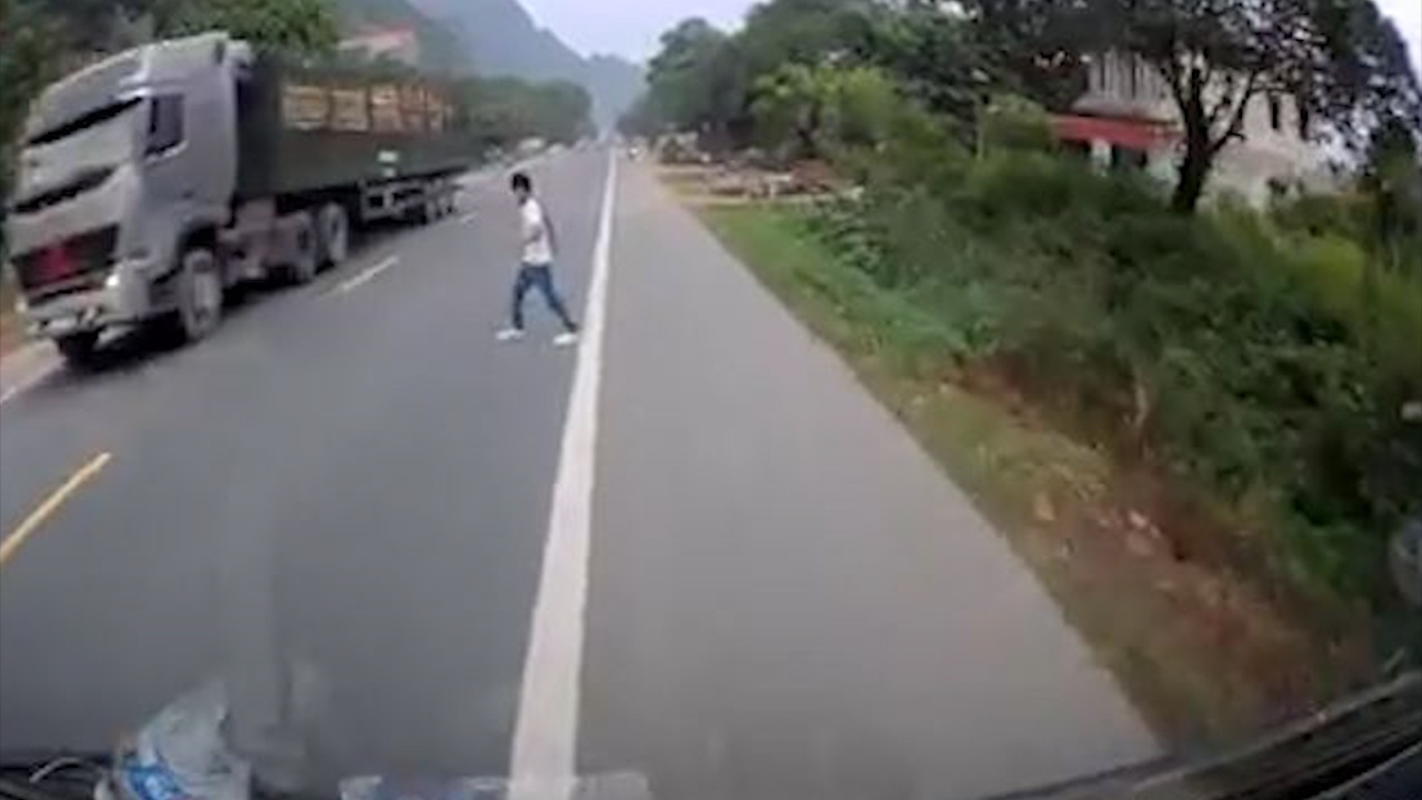 Nguoi dan ong 'di lui' giua duong suyt bi xe tai dam hinh anh