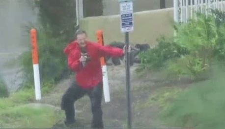 Phong vien My suyt bi gio thoi bay trong sieu bao Michael hinh anh