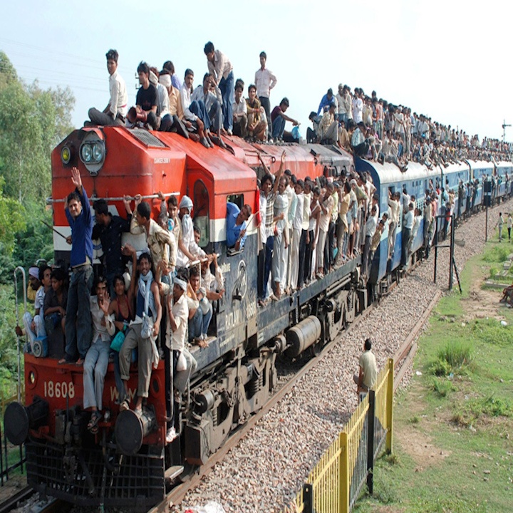 Hang nghin nguoi du bam tren tau hoa o Bangladesh hinh anh