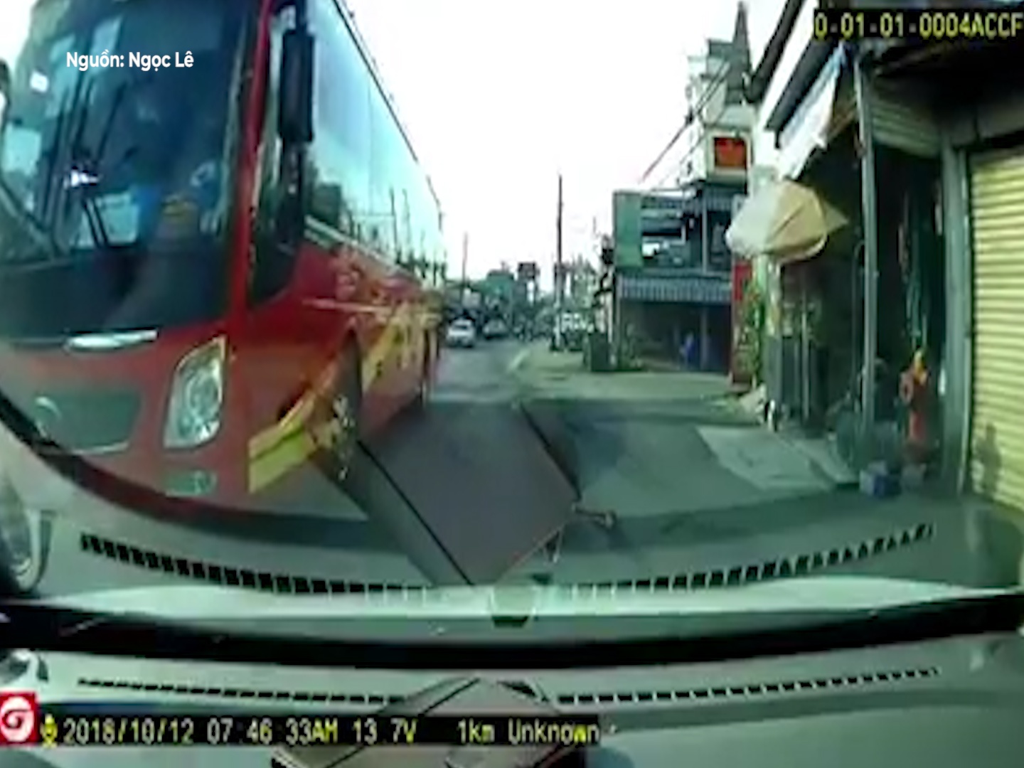 Xe khach lao nhanh, chen ep oto vao sat le duong hinh anh