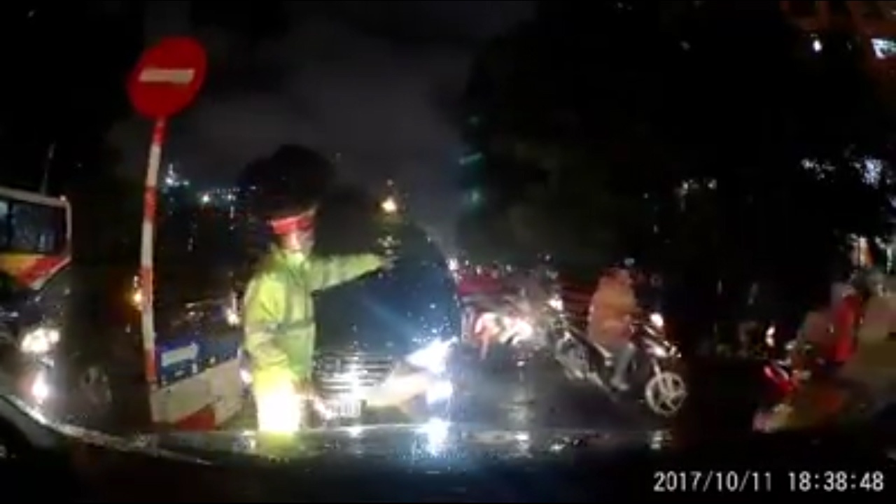 Tai xe 'ho hoan' CSGT khi thay oto khac di nguoc chieu hinh anh