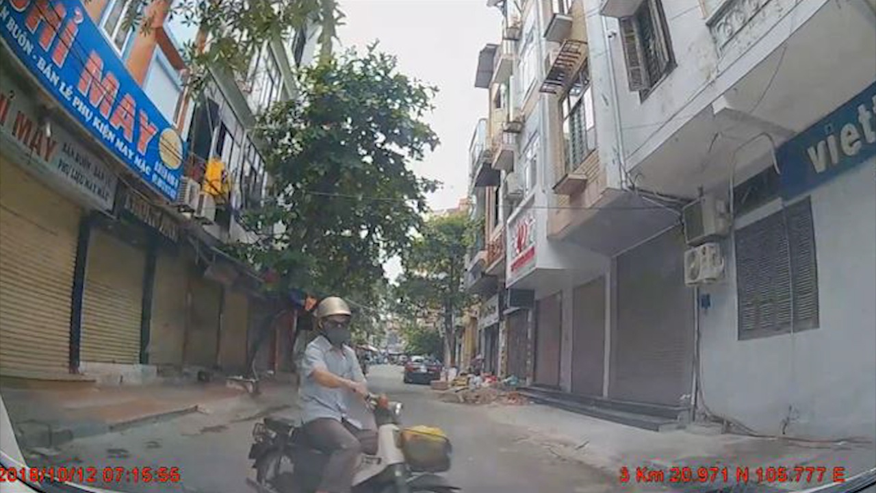 Re trai dot ngot, xe may va cham voi oto trong duong hep hinh anh