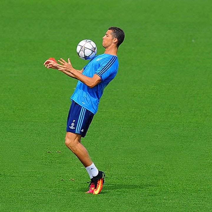 Nhung pha bieu dien dinh cao cua Ronaldo tren san tap hinh anh