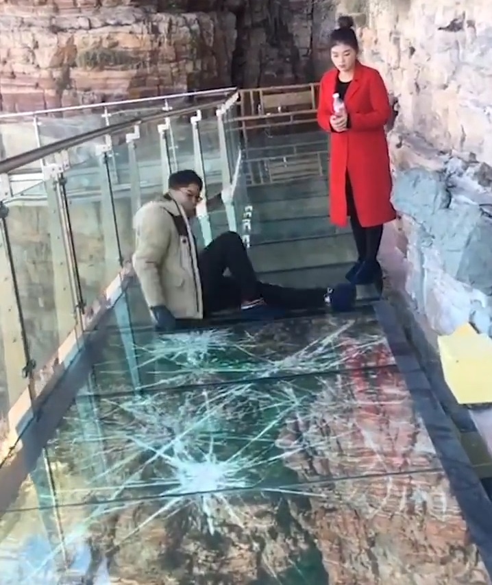 Thanh nien chet khiep khi cau kinh duoi chan bat ngo tu nut toac hinh anh