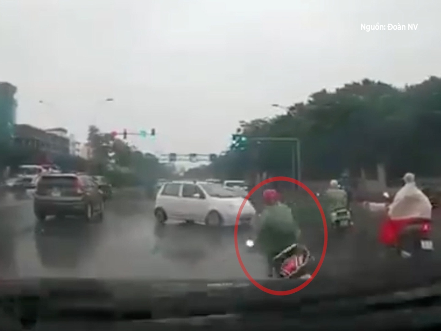 Vuot au tren duong tron, co gai lao thang xe vao gam oto hinh anh