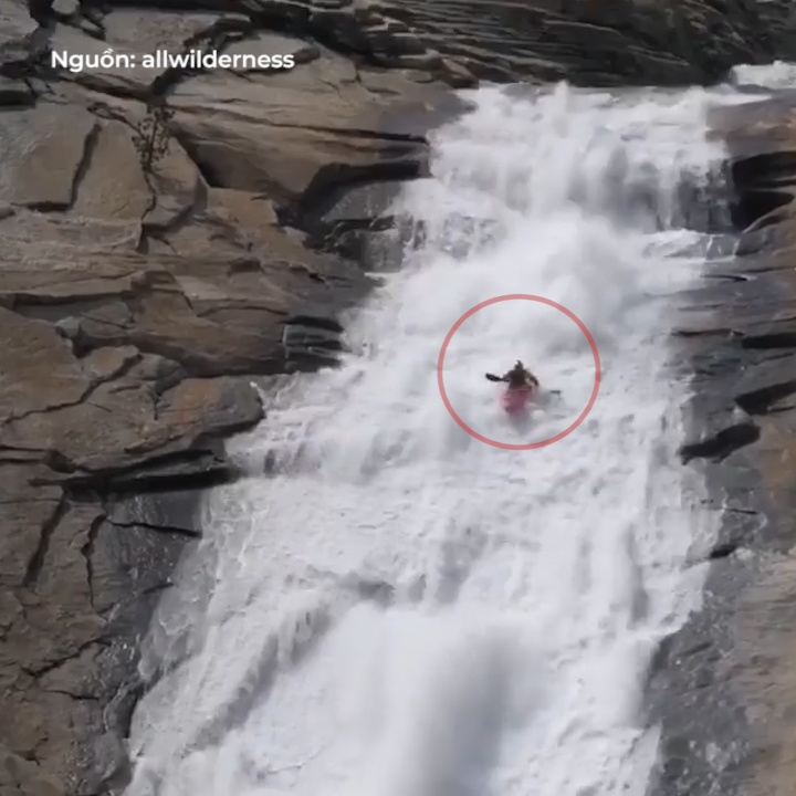 Anh chang can dam tha thuyen tu do tren thac nuoc cheo leo hinh anh