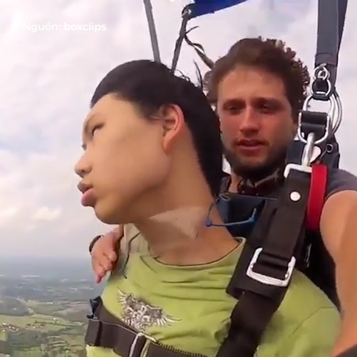 Bieu cam hai huoc cua anh chang bat tinh khi dang nhay du hinh anh