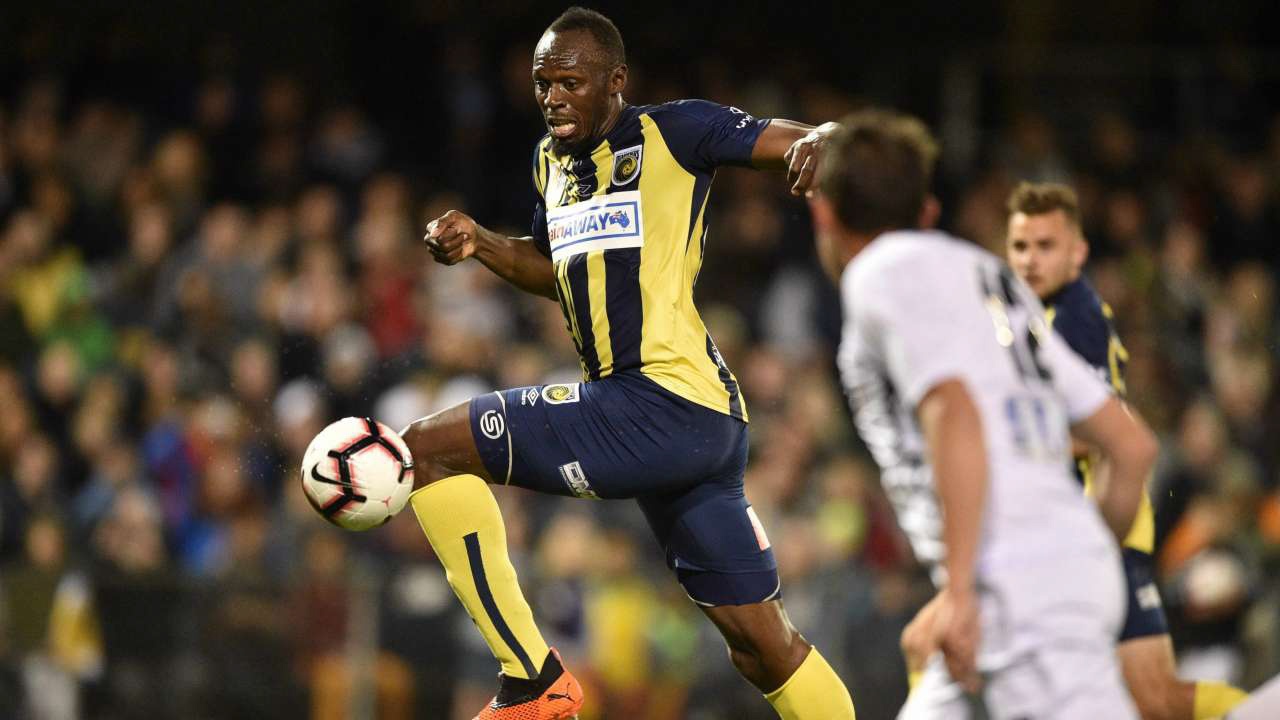 Usain Bolt lap cu dup dau tien trong su nghiep cau thu hinh anh