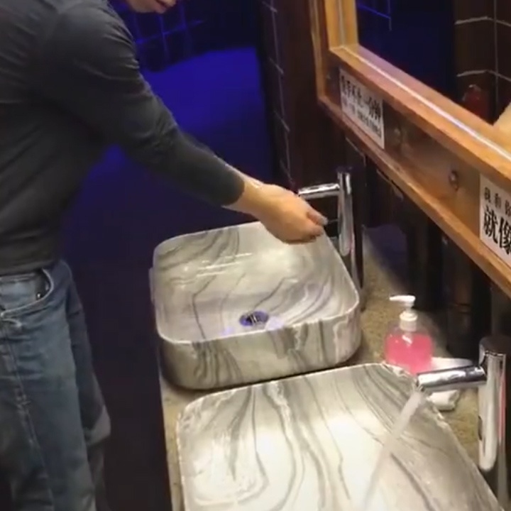 Hai voi nuoc phoi hop choi kham khien chang trai 'xoan nao' hinh anh