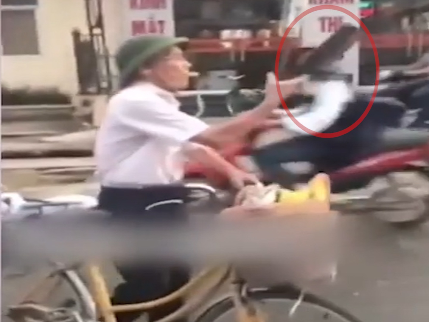 Cu ong thoi coi, gio dao phay de... xin sang duong hinh anh